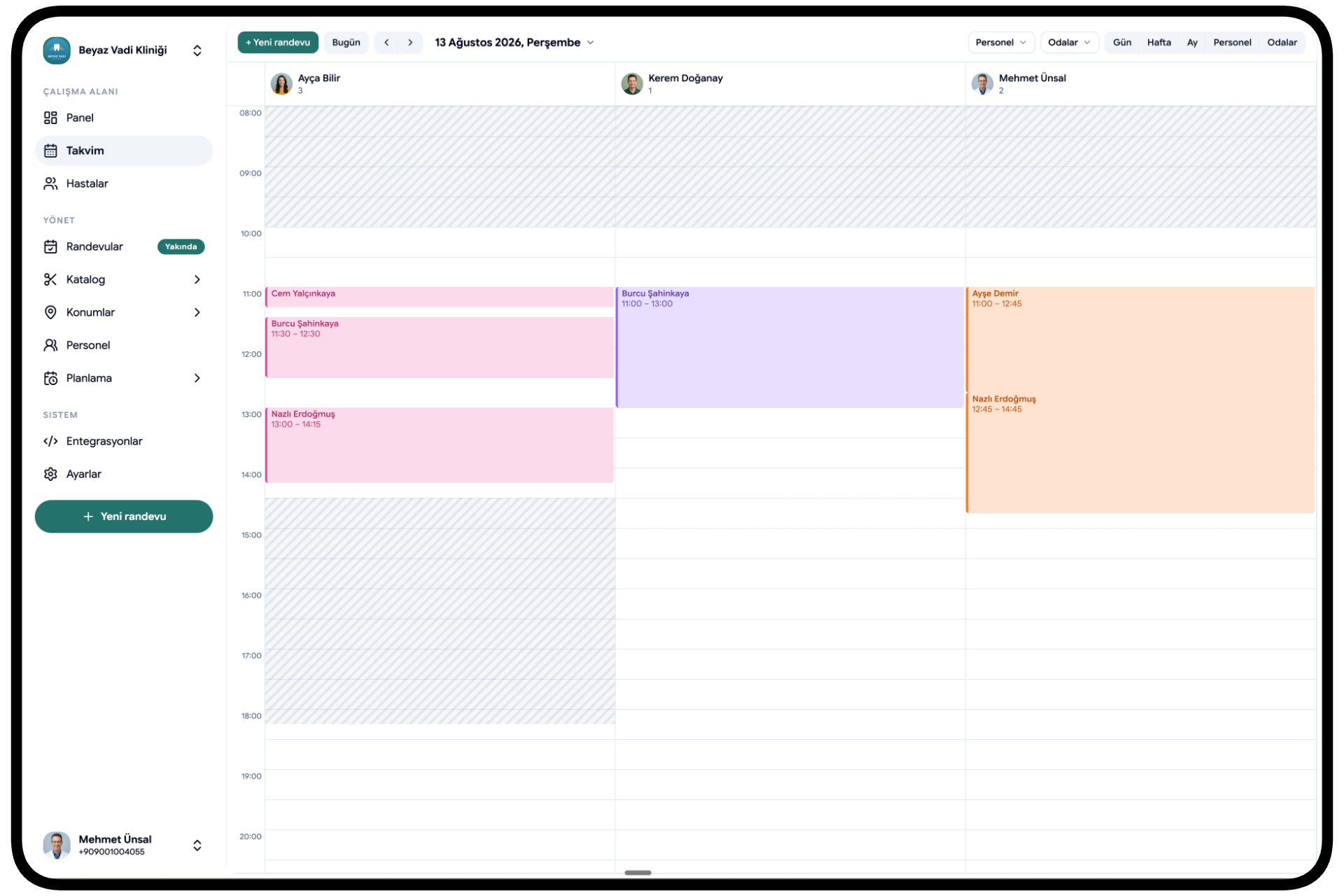 Daily calendar with staff columns in the Calemio web panel